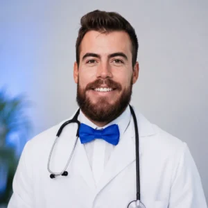 Juan Toral, médico colegiado, representando los servicios médicos expertos en salud y bienestar para empleados.